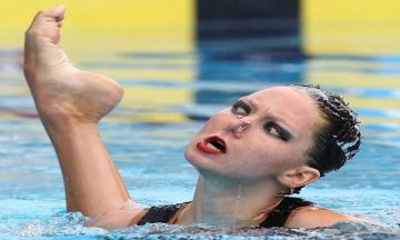 syncronized-swimmer-making-funny-face