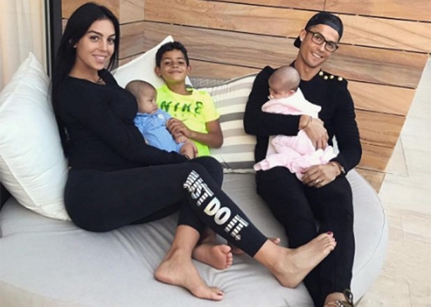 CR7 Girlfriend posts contrasting pictures with Baby Alana and Twins